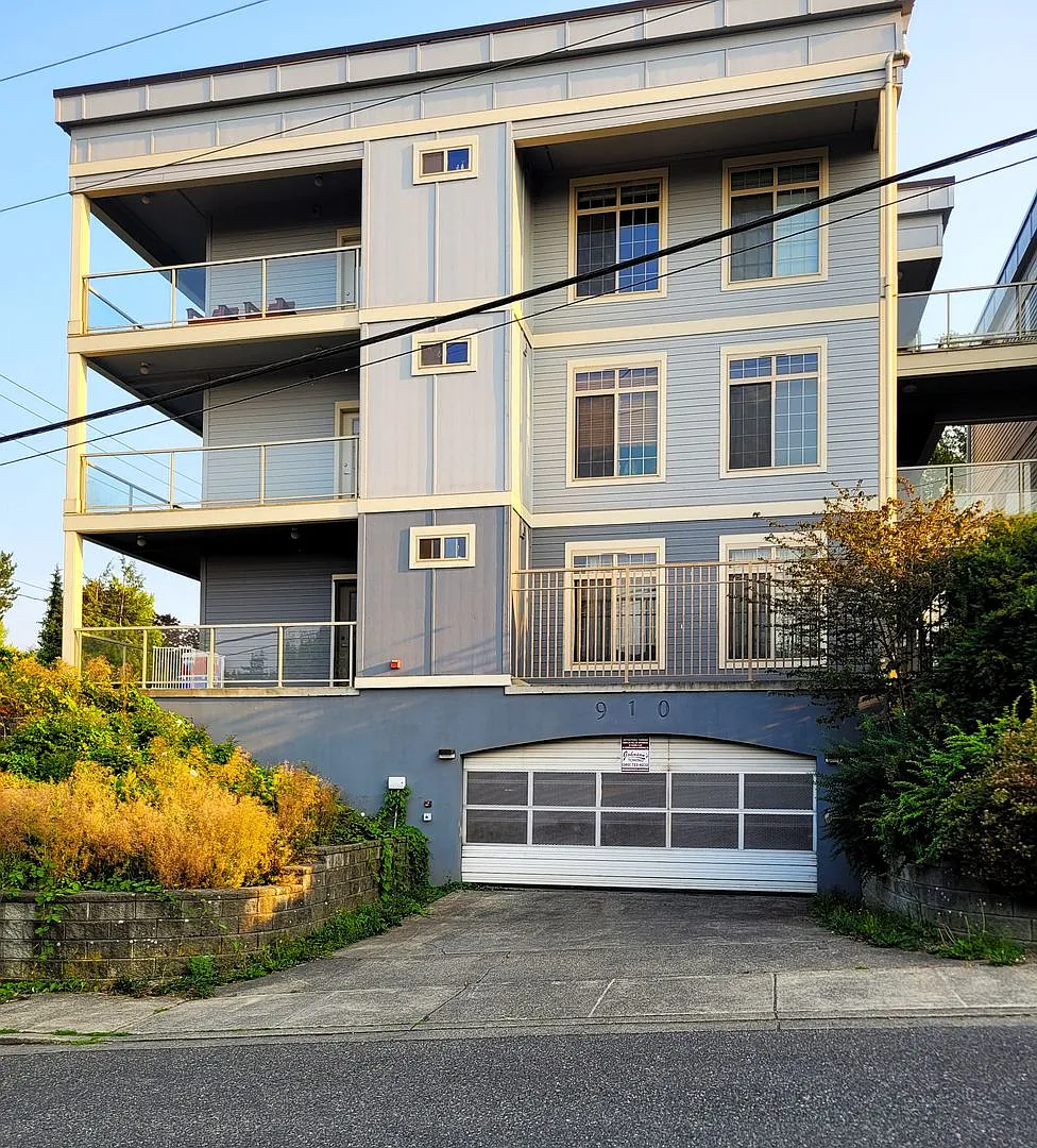Centrally Located Condo — Photo 2