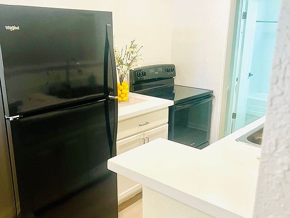 5th image of 530 E Mariposa St APT 37