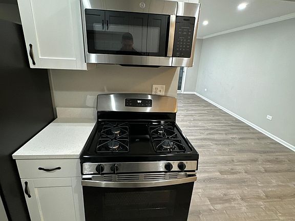 4th image of 18W125 63rd St #A-105