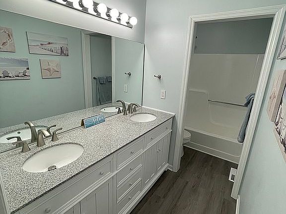 3rd image of 580 Castle Ct
