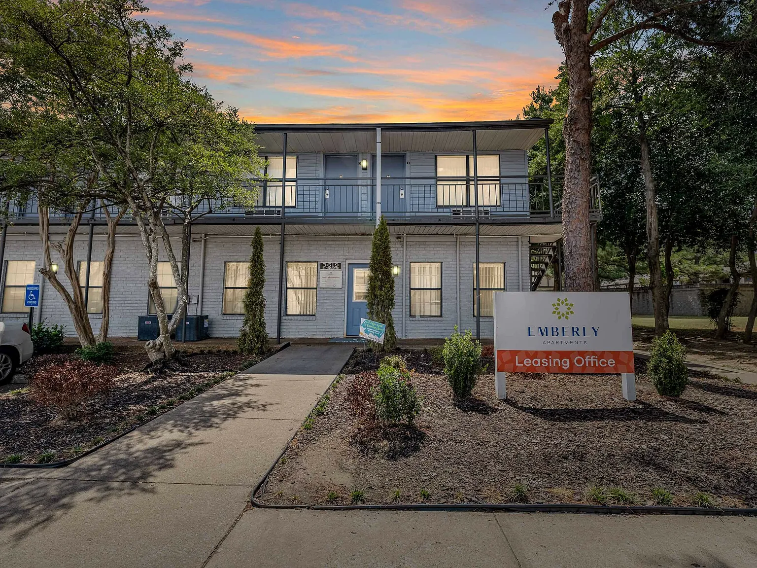 Emberly Apartments — Photo 2