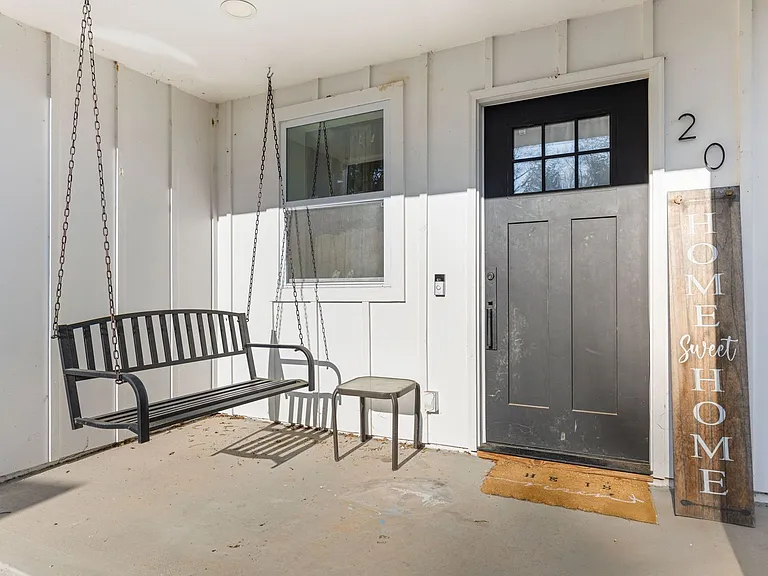 20 Virginia Dr — Photo 2