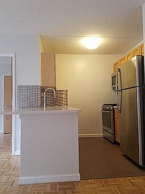 4th image of 225 E 6th St APT 3C