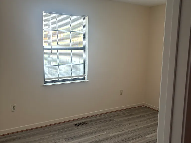 222 W Wheeler St — Photo 8