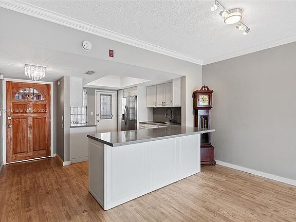 Kitchen breakfast bar