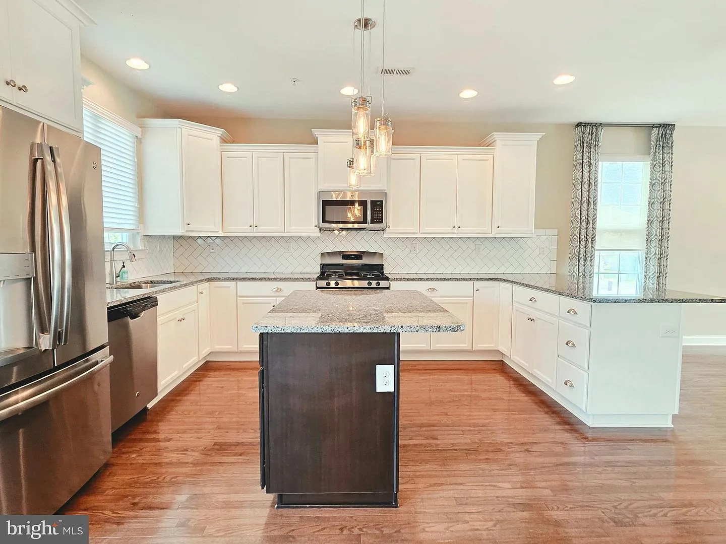 3 bed, 2.5 bath, 1922 sqft, $2,900 — Photo 3