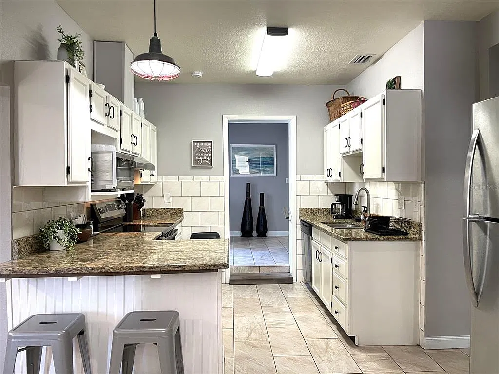 3 bed, 2.0 bath, 1310 sqft, $2,430 — Photo 4