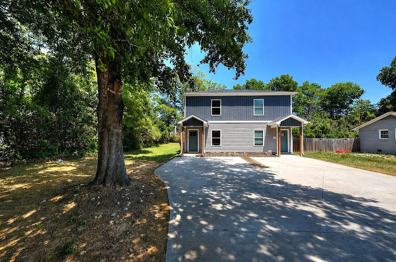 2 bed, 1.5 bath, 1200 sqft, $1,300 — Photo 2
