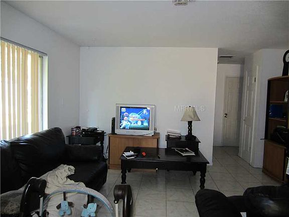 3rd image of 1075 Maxey Dr