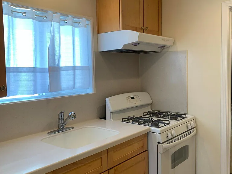 316 Irving Ave #D — Photo 6