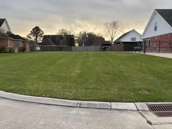 724 Church Pointe Dr, Belle Chasse, LA 70037