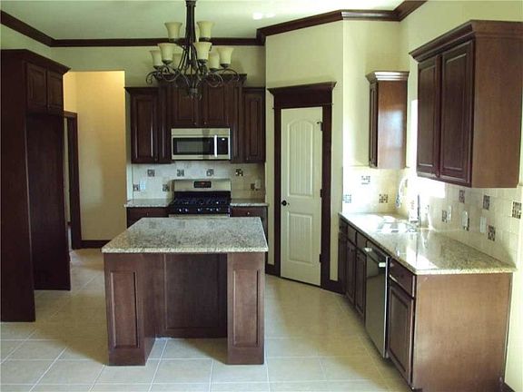 3rd image of 700 S Silver Leaf Dr