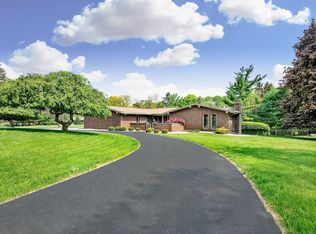 2300 S Christian Hills Dr, Rochester Hills, MI 48309