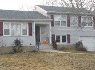 20 Regina Rd, Farmingdale, NY 11735