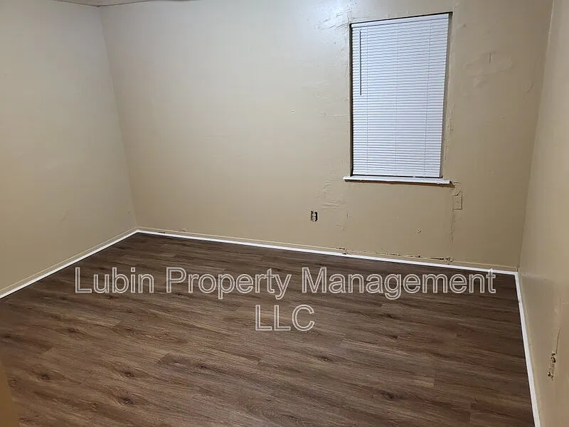 2 bed, 1.0 bath, 870 sqft, $695 — Photo 2