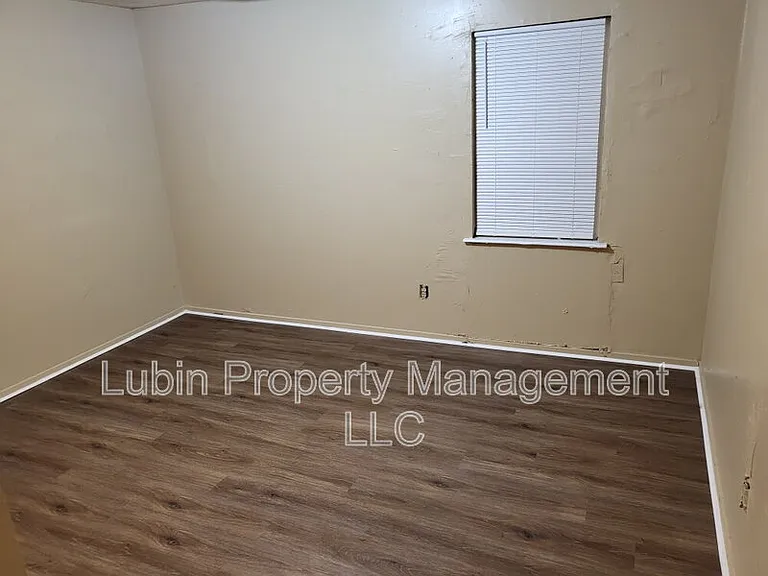 1219 Capital Ave — Photo 2