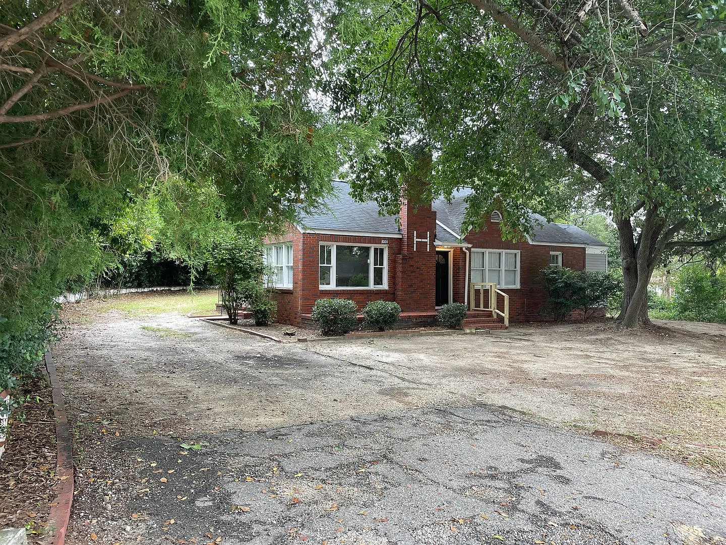 3 Bed, 1 Bath House — Photo 2