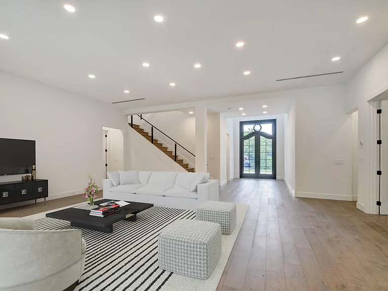 120 Summa St — Photo 6