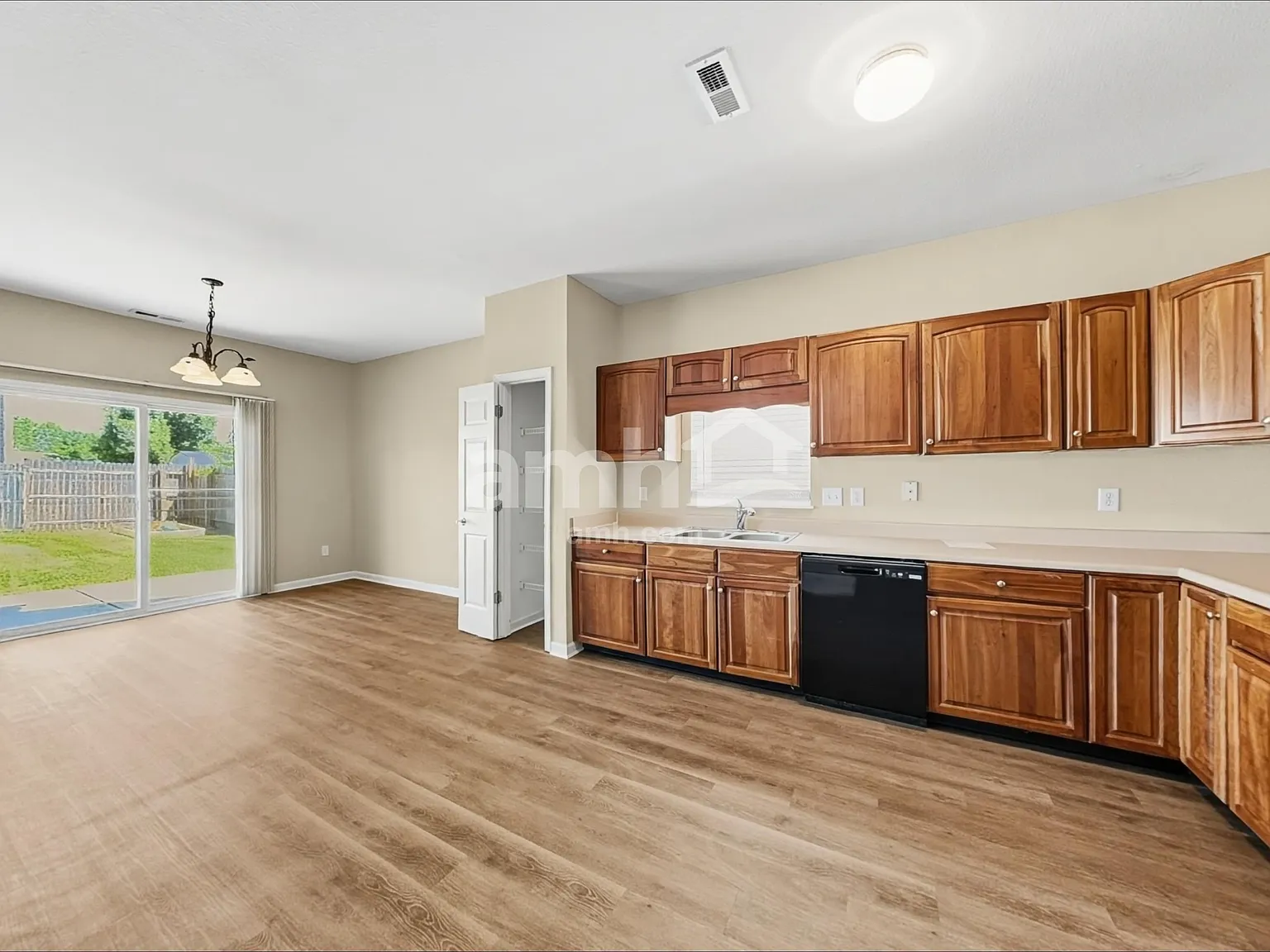 3 bed, 2.5 bath, 2170 sqft, $1,885 — Photo 4