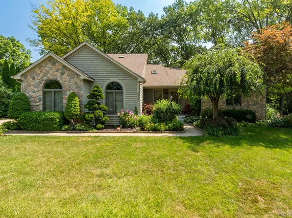 6939 W Ridge Dr, Brighton, MI 48116