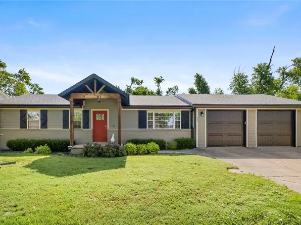 802 NW J St, Bentonville, AR 72712