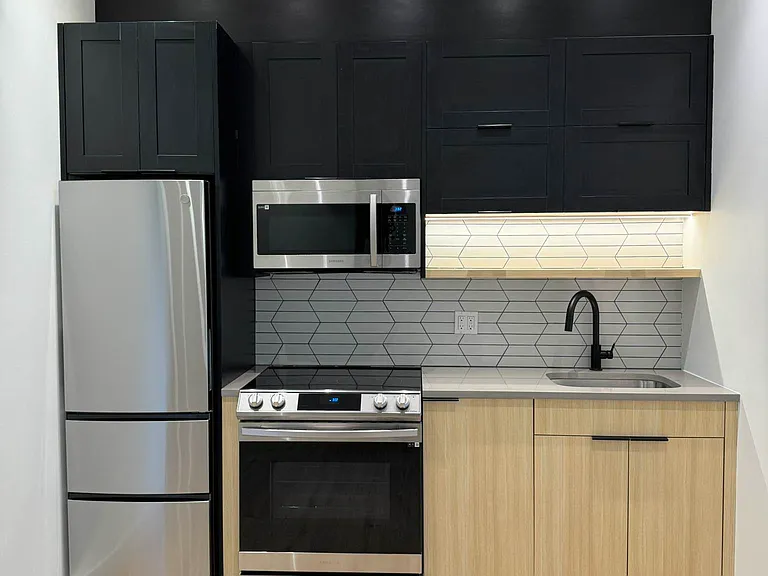 23 Eldert St #2B — Photo 3