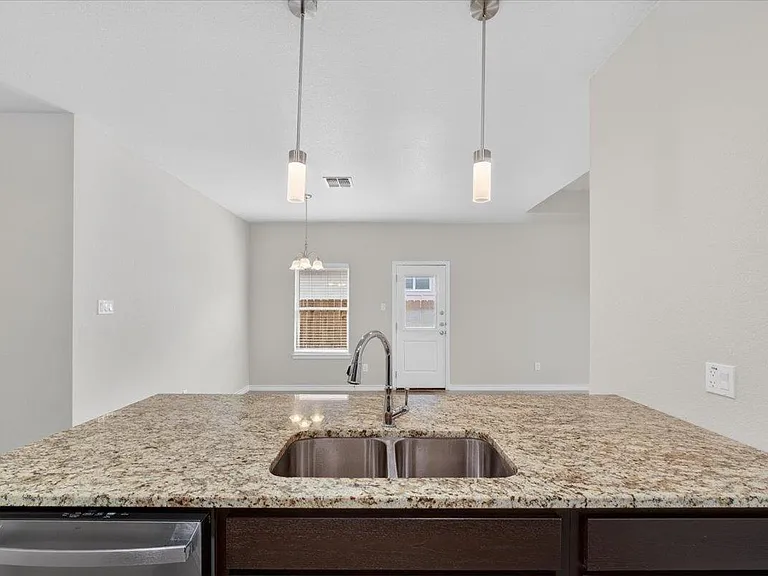 412 W Avenue C — Photo 16