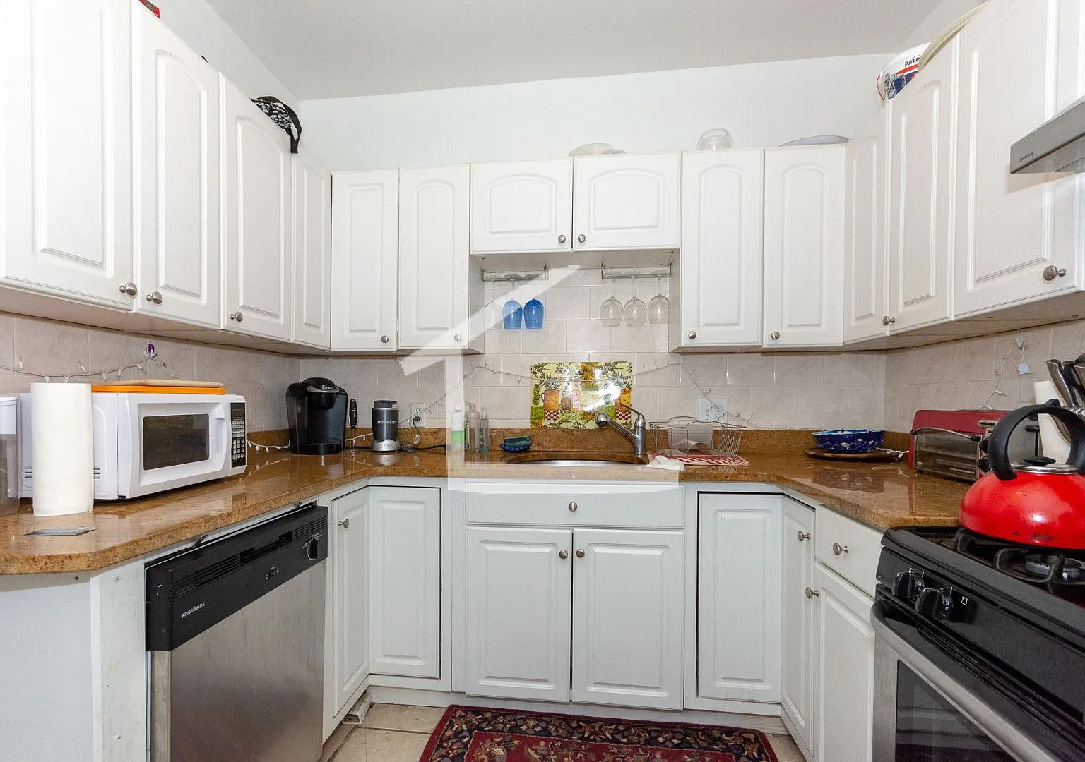 Huge 6 bed unit located near BU for the upcoming school year! — Photo 1