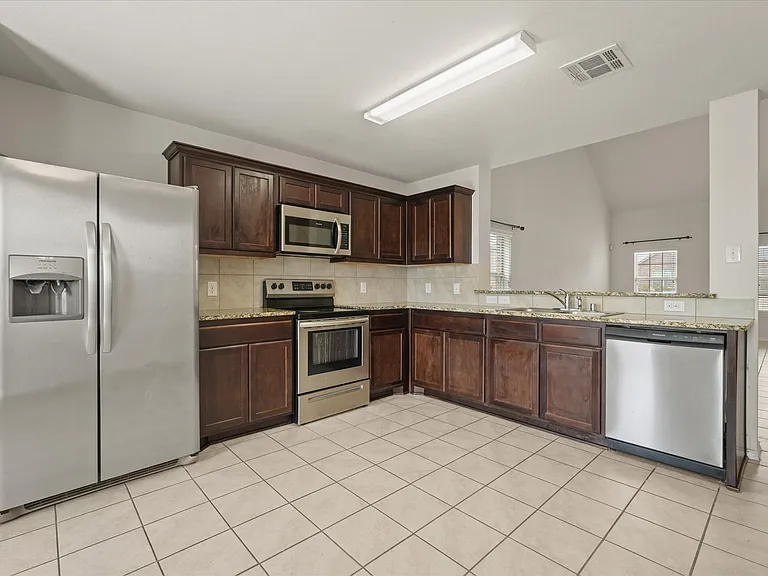 516 Clearlake Dr — Photo 6