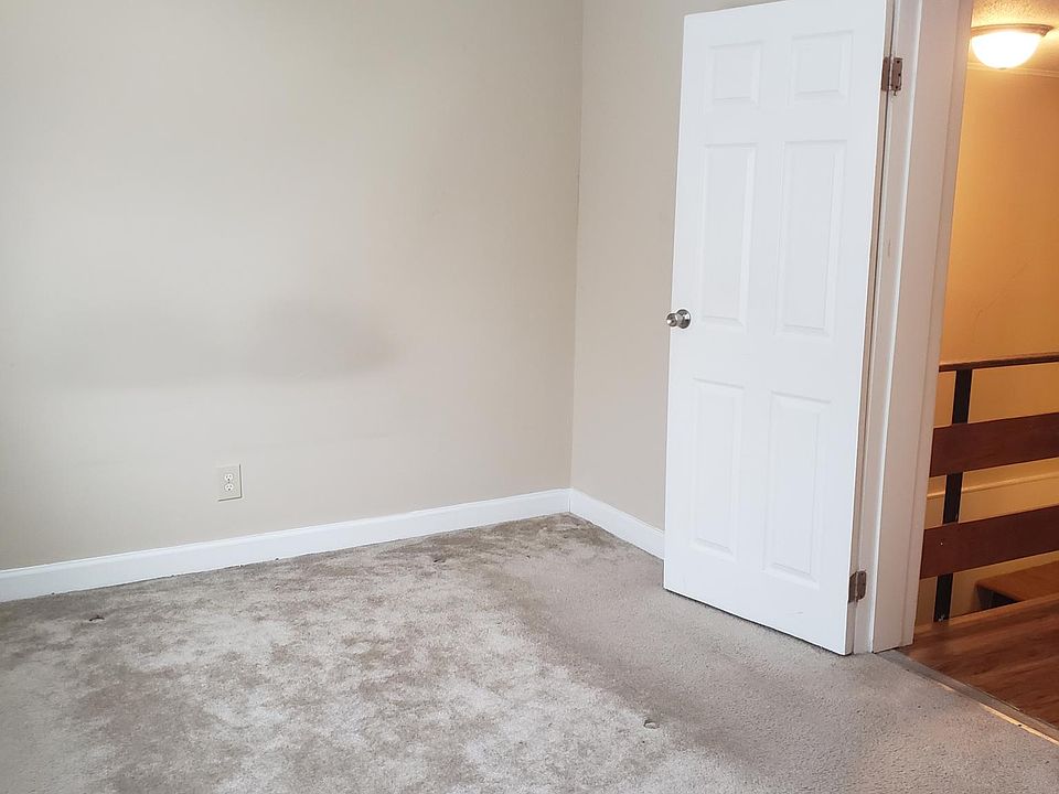 1st image of 125 Claremont Gdns #125
