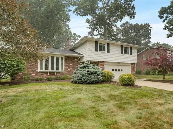 4880 Maple Hill Dr, Seven Hills, OH 44131
