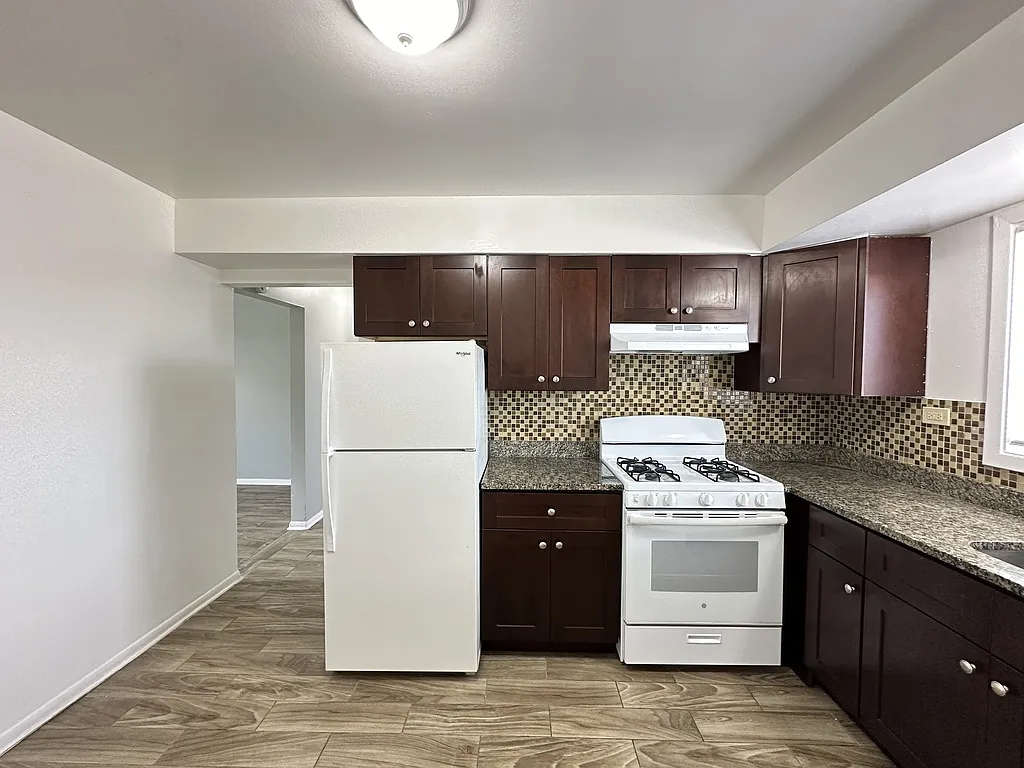 Awesome 2 Bed, 1 Bath at Carol Street + Crain (Park Ridge) — Photo 3