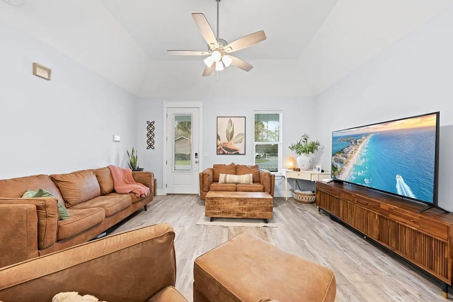 3 bed, 2.0 bath, 1431 sqft, $2,954 — Photo 1