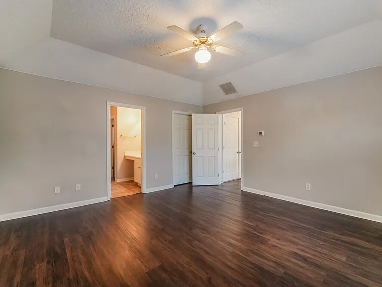 409 Robin Hill Ln — Photo 11