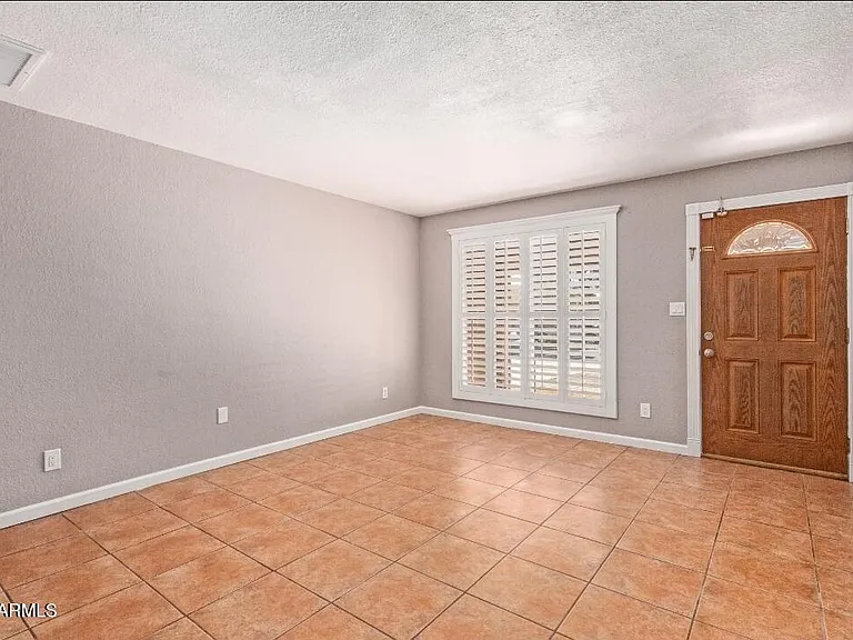 7716 W Cora Ln — Photo 2