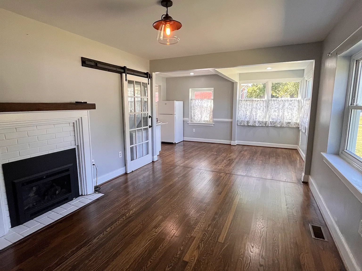 3 bed, 1025 sqft, $2,150 — Photo 4