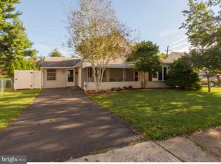 360 Holly Dr, Levittown, PA