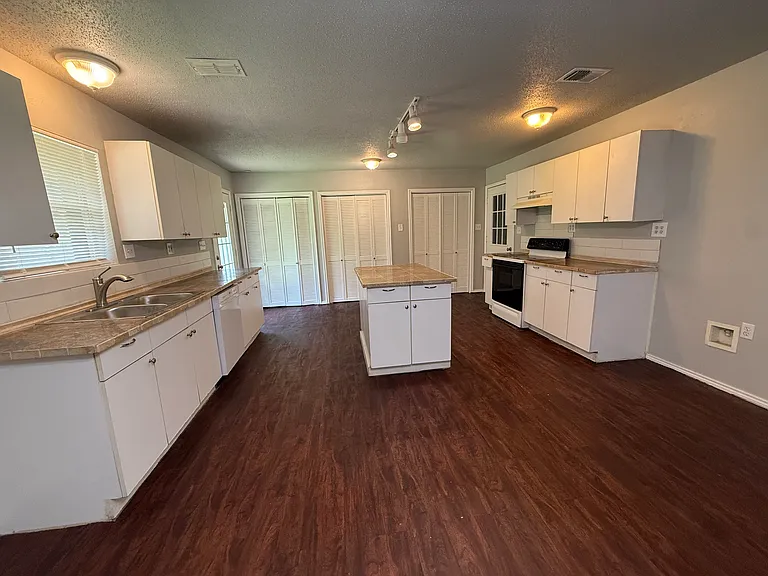 6104 Wheaton Dr — Photo 2
