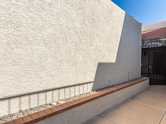 9273 Front Walkway