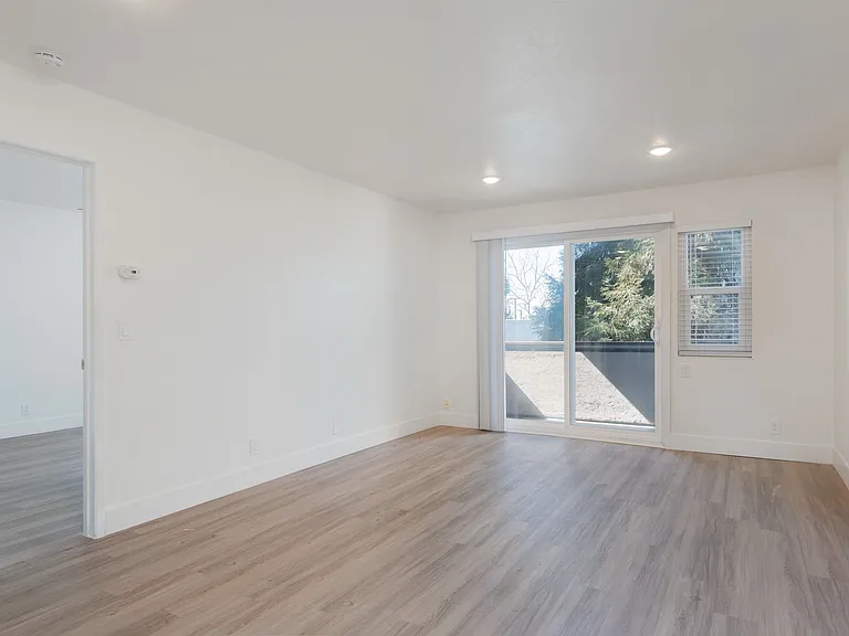 Bella Vista on Bancroft — Photo 9