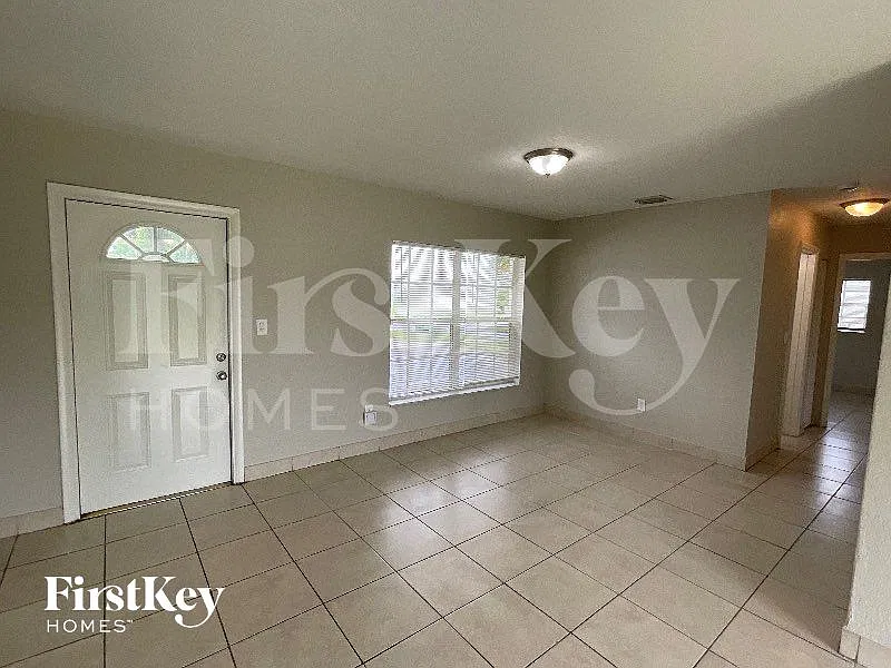 3 bed, 2.0 bath, 1058 sqft, $2,650 — Photo 2