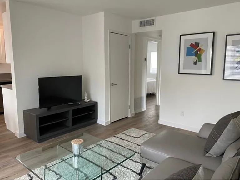 7326 Haskell Ave — Photo 3