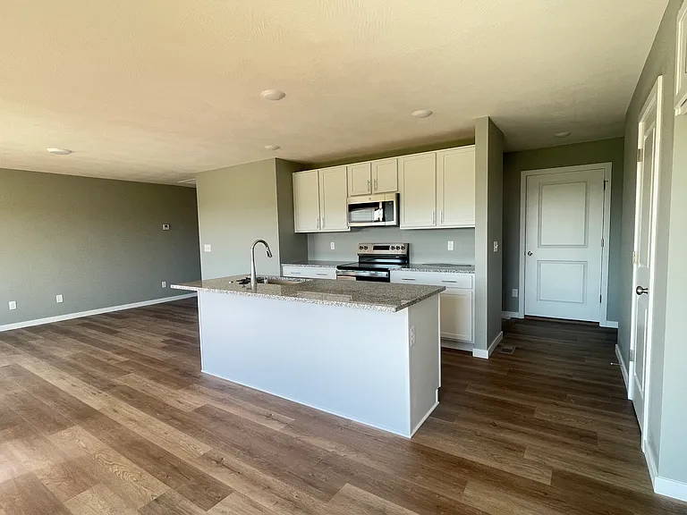 1722 N Hawthorne Pl — Photo 3