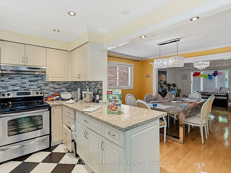 73 Jessica Gdns — Photo 14