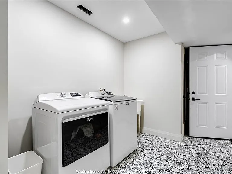 241 Robinson Ave #UPPER — Photo 17