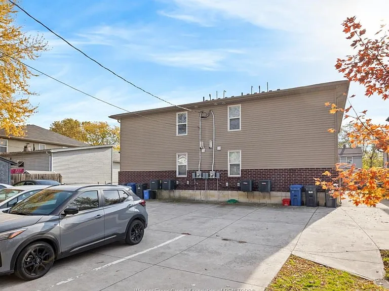 528 Chippawa St #1 — Photo 13