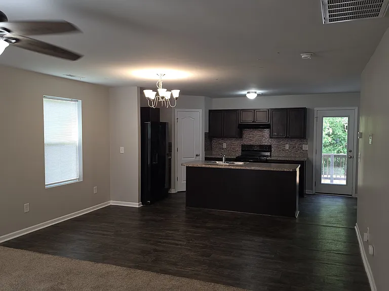 553 Old Salem Dr — Photo 6