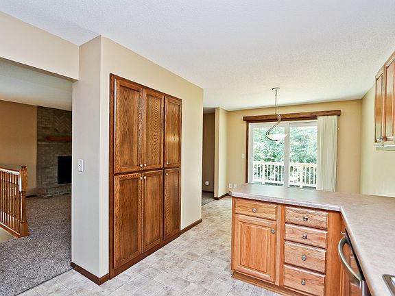 2nd image of 2483 Woodbridge St