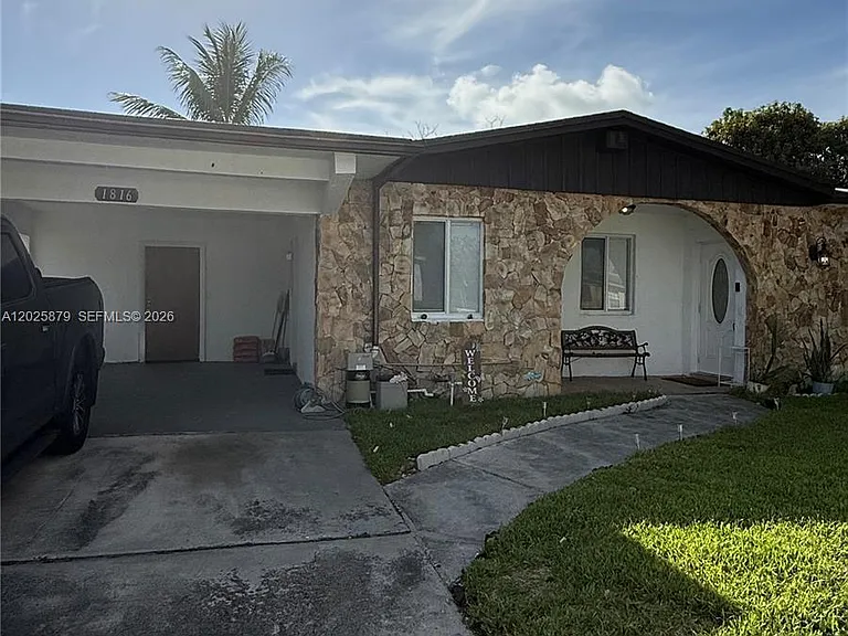 1816 NW 25th Ter — Photo 2