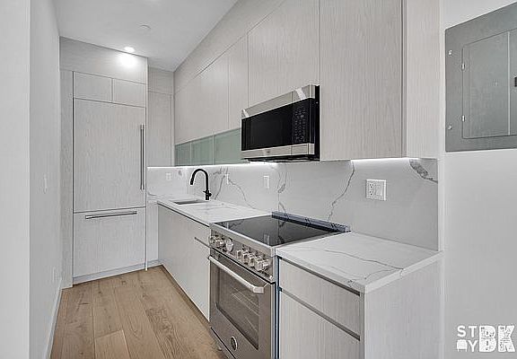 4th image of 699 Lafayette Ave #4B